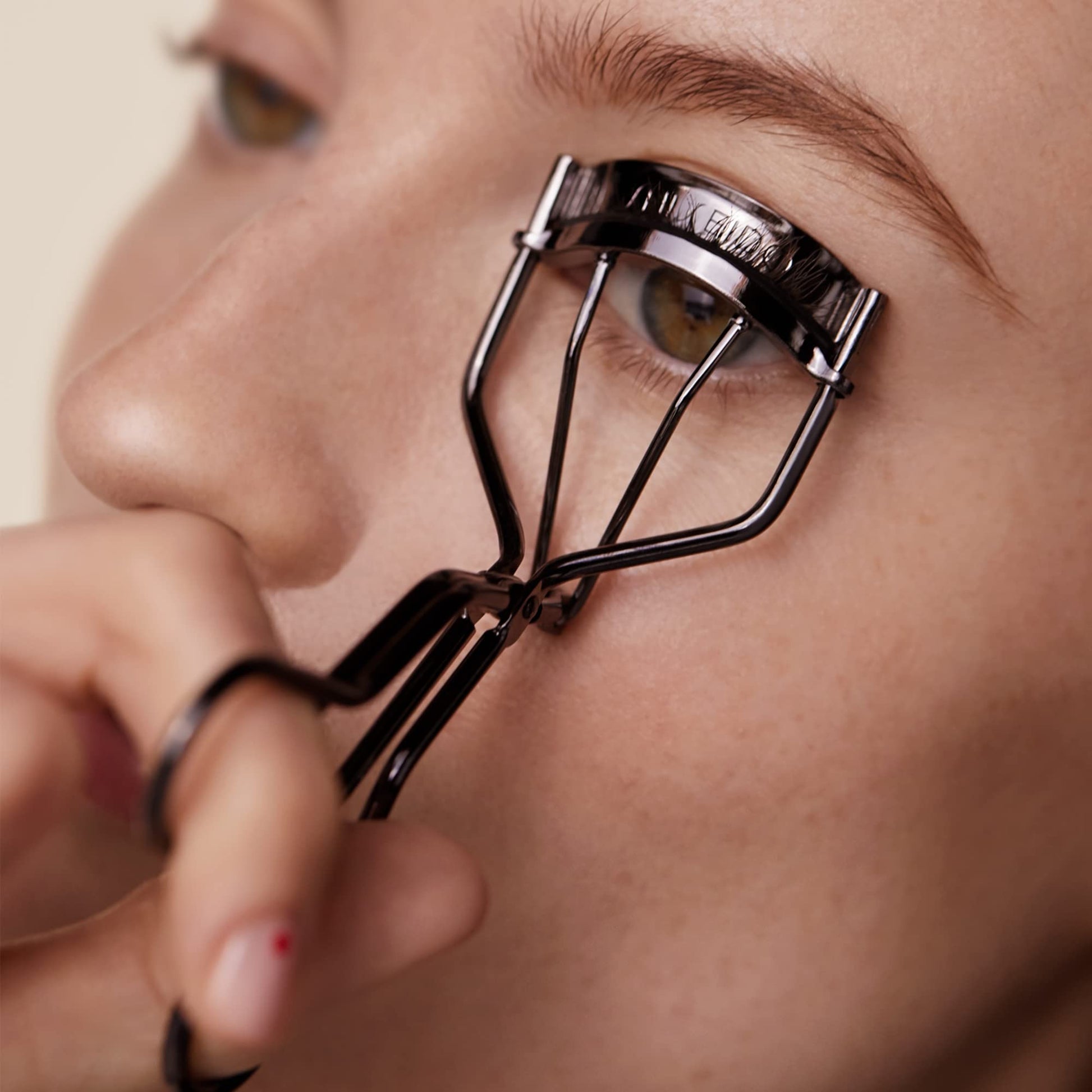 Shiseido Eyelash Curler - Crimps & Curls Lashes for Perfect, Eye-Framing Fringe - Gentle & Safe - Includes Replacement Pad Shiseido Au supplements