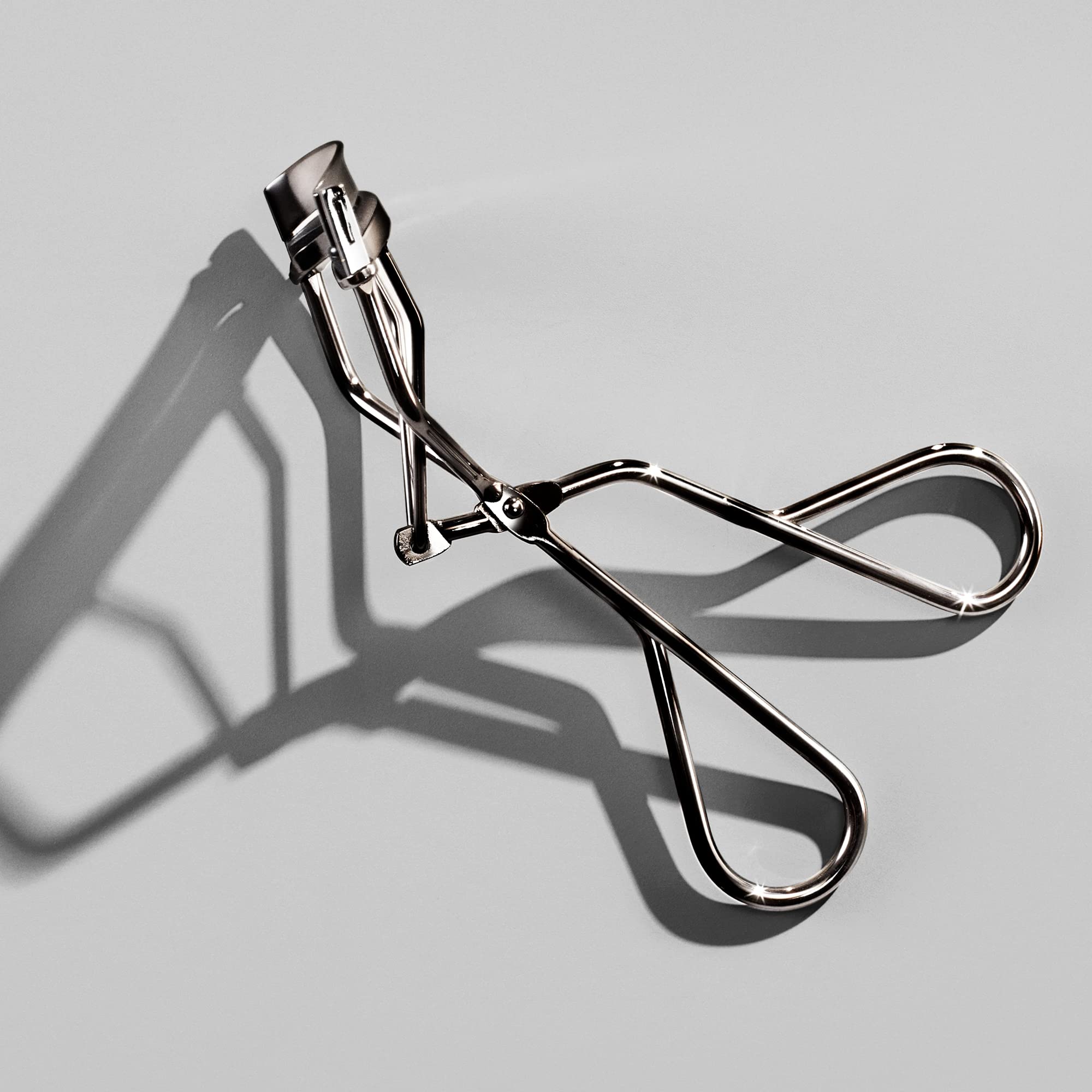 Shiseido Eyelash Curler - Crimps & Curls Lashes for Perfect, Eye-Framing Fringe - Gentle & Safe - Includes Replacement Pad Shiseido Au supplements
